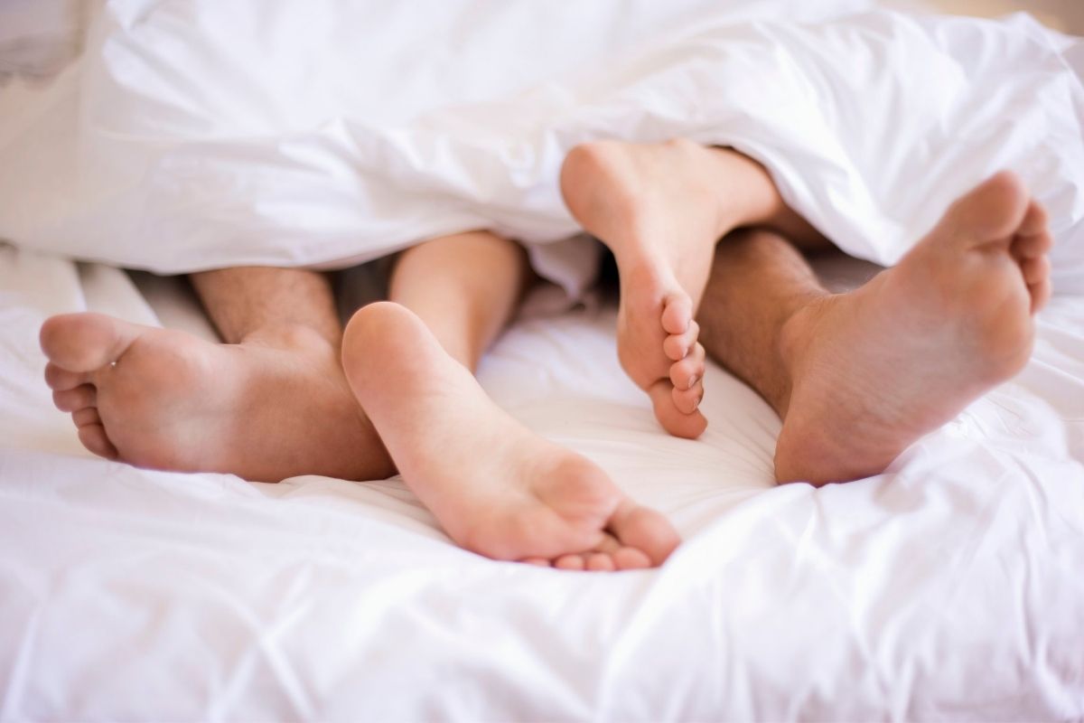 Ноги влюбленных в постели