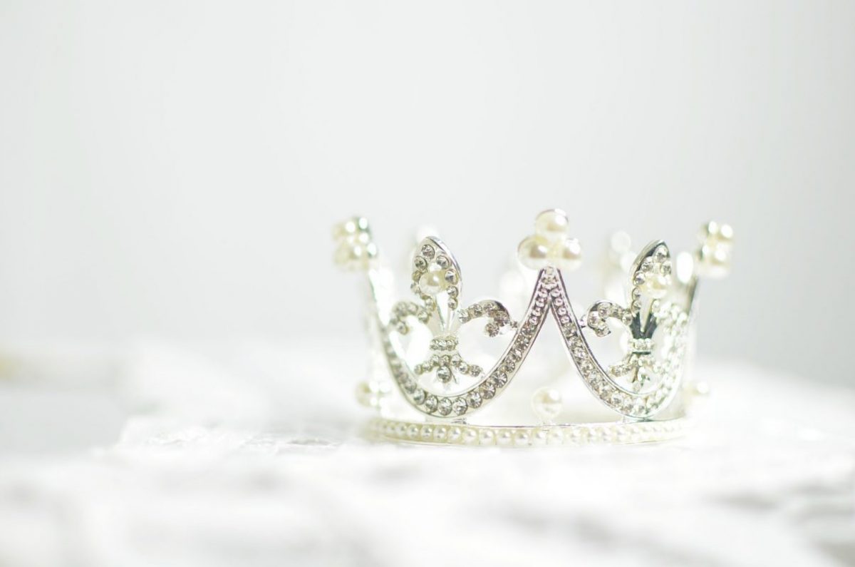 white crown for queen in the bedroom